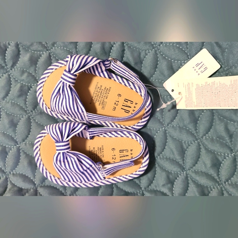 NWT Gap baby shoes (6-12 mths)